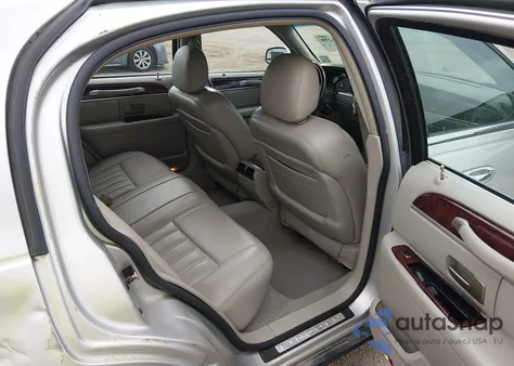 2003 Lincoln Town Car Signature z USA, uszkodzony, nr VIN 1LNHM82W33Y692358